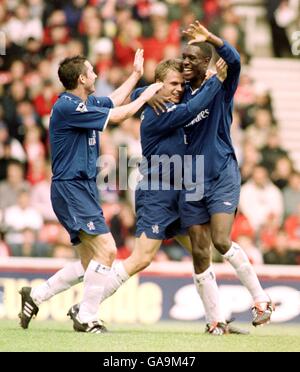 Soccer - FA Barclaycard Premiership - Middlesbrough / Chelsea.Carlton Cole de Chelsea célèbre après avoir obtenu le but d'ouverture contre Middlesbrough avec Jesper Gronkjaer Banque D'Images