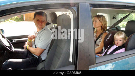 Gerry et Kate McCann, parents de Madeleine, âgée de quatre ans, quittent leur maison à Rothley, dans le Leicestershire, avec des jumeaux de deux ans, Sean et Amélie. Banque D'Images