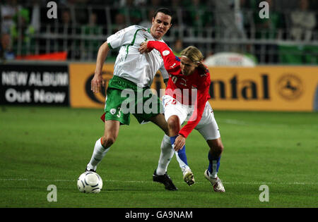 John O'Shea, de la République d'Irlande, lutte contre Plasil Jarsolav (à droite) de la République tchèque lors du match de qualification de l'UEFA aux championnats d'Europe au stade Sparta de Prague, à Prague, en République tchèque. Banque D'Images