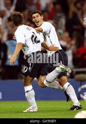 Football - Championnat d'Europe de l'UEFA qualification 2008 - Groupe E - Angleterre / Russie - Stade Wembley.Michael Owen (à gauche), en Angleterre, célèbre le premier but du match avec Gareth Barry, coéquipier. Banque D'Images