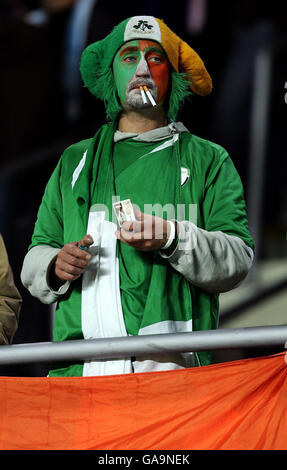 Un partisan de la République d'Irlande se présente lors du match de qualification de l'UEFA European Championship contre la République tchèque au Sparta Prague Stadium, Prague, République tchèque. Banque D'Images