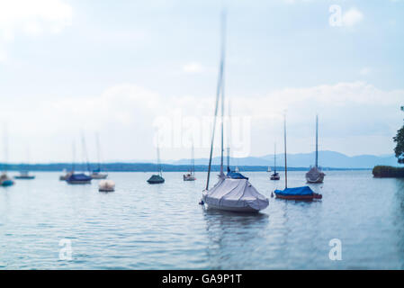 Les petits bateaux à voile sur le lac, Suisse Banque D'Images