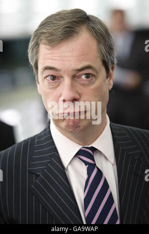 Strasbourg, France. 19 Jan, 2011. Le député britannique ( Palriament européen Nigel Farage, député européen ) au cours de la discussion sur les conclusions de la réunion du Conseil européen au Parlement européen à Strasbourg, France le 2011-01-19 par Wiktor Dabkowski | conditions dans le monde entier © dpa/Alamy Live News Banque D'Images