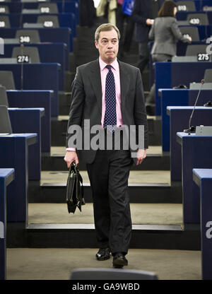 Strasbourg, France. 13 Décembre, 2011. Membre du Parlement européen eurosceptique Nigel Paul FARAGE arrive pour le débat sur les résultats de sommet de l'UE au siège du Parlement européen à Strasbourg, France 2011-12-13 par Wiktor Dabkowski | conditions dans le monde entier © dpa/Alamy Live News Banque D'Images