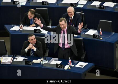 Strasbourg, France. 13 Décembre, 2011. Membre de l'eurosceptique au Parlement européen Nigel Farage Paul parle à l'occasion du débat sur les résultats de sommet de l'UE au siège du Parlement européen à Strasbourg, France 2011-12-13 par Wiktor Dabkowski | conditions dans le monde entier © dpa/Alamy Live News Banque D'Images