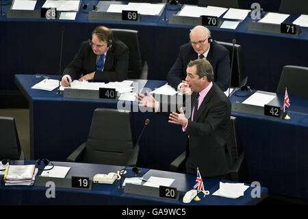 Strasbourg, France. 13 Décembre, 2011. Membre de l'eurosceptique au Parlement européen Nigel Farage Paul parle à l'occasion du débat sur les résultats de sommet de l'UE au siège du Parlement européen à Strasbourg, France 2011-12-13 par Wiktor Dabkowski | conditions dans le monde entier © dpa/Alamy Live News Banque D'Images