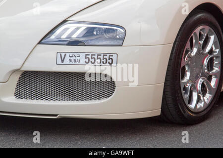 London,UK. 3 août 2016. Une voiture de sport Bugatti beige avec des plaques d'immatriculation de Dubaï à Knightsbridge London Crédit : amer ghazzal/Alamy Live News Banque D'Images