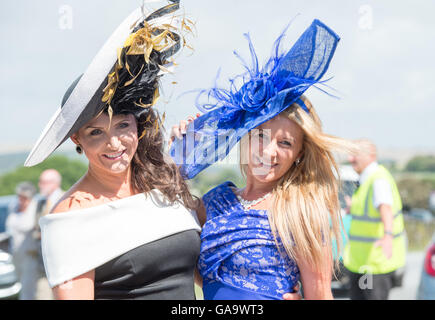 Brighton, Sussex, UK. 4 août 2016. Maria Cheslin (à gauche) et Emily Mitchell arrivent pour courses Brighton Mesdames jour dans l'état ensoleillé mais venteux conditions cette après-midi . Mesdames jour est le deuxième jour de l'Hippodrome de Brighton Festival Août trois jours de courses Crédit : Simon Dack/Alamy Live News Banque D'Images