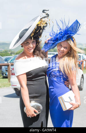 Brighton, Sussex, UK. 4 août 2016. Maria Cheslin (à gauche) et Emily Mitchell arrivent pour courses Brighton Mesdames jour dans l'état ensoleillé mais venteux conditions cette après-midi . Mesdames jour est le deuxième jour de l'Hippodrome de Brighton Festival Août trois jours de courses Crédit : Simon Dack/Alamy Live News Banque D'Images