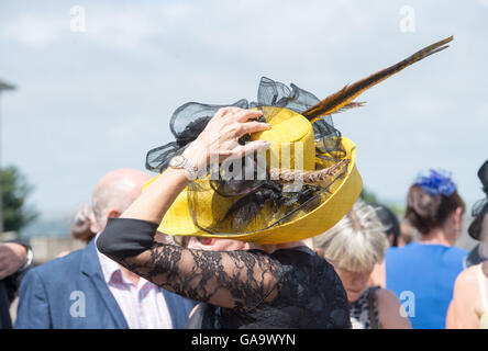 Brighton, Sussex, UK. 4 août 2016. Les femmes ont à s'accrocher à leurs chapeaux qu'ils arrivent pour courses Brighton Mesdames jour dans l'état ensoleillé mais venteux conditions cette après-midi . Mesdames jour est le deuxième jour de l'Hippodrome de Brighton Festival Août trois jours de courses Crédit : Simon Dack/Alamy Live News Banque D'Images