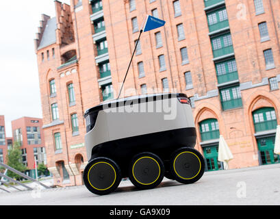 Un robot développé par la société Starship Technologies pour la livraison de colis Hermes peut être vu à Hambourg, Allemagne, 04 août 2016. En août Hermes a commencé un test-run de la livraison du robot à Hambourg. Photo : DANIEL BOCKWOLDT/dpa Banque D'Images