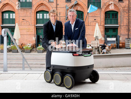 Ahti Heinla Starship de Technologies (L) et le directeur général de la livraison de colis Hermes, Frank Rausch, stand avec un robot développé par la société Technologies Starship pour Hermes à Hambourg, Allemagne, 04 août 2016. En août Hermes a commencé un test-run de la livraison du robot à Hambourg. Photo : DANIEL BOCKWOLDT/dpa Banque D'Images