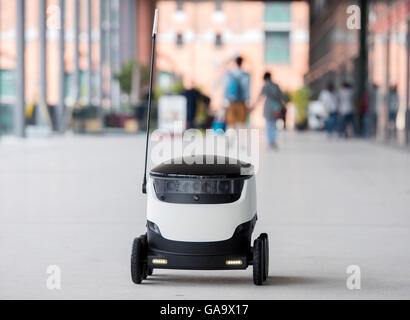 Hambourg, Allemagne. Le 04 août, 2016. Un robot développé par la société Starship Technologies pour la livraison de colis Hermes à travers à Hambourg, Allemagne, 04 août 2016. En août Hermes a commencé un test-run de la livraison du robot à Hambourg. Dpa : Crédit photo alliance/Alamy Live News Banque D'Images