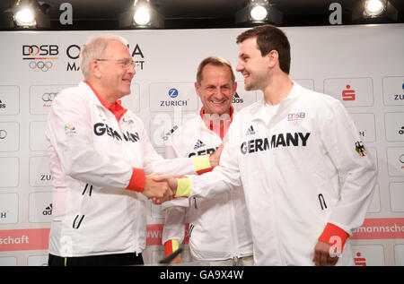 La chef de mission Michael Vesper (L) de l'Allemagne, l'équipe olympique de joueur de tennis de table Timo Boll (R) de l'Allemagne et Alfons Hoermann, Président de l'Association des sports olympiques (DOSB) assister à une conférence de presse à la maison allemande (Deutsche Haus) avant le Rio Jeux Olympiques de 2016 à Rio de Janeiro, Brésil, 4 août 2016. Timo Boll est de porter le drapeau allemand dans la cérémonie d'ouverture des Jeux Olympiques. Les Jeux Olympiques de Rio 2016 se tiendra du 05 au 21 août. Photo : Bernd Thissen/dpa Banque D'Images