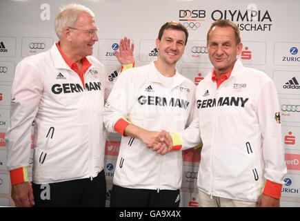 La chef de mission Michael Vesper (L) de l'Allemagne, l'équipe olympique de joueur de tennis de table Timo Boll (C) de l'Allemagne et Alfons Hoermann, Président de l'Association des sports olympiques (DOSB) assister à une conférence de presse à la maison allemande (Deutsche Haus) avant le Rio Jeux Olympiques de 2016 à Rio de Janeiro, Brésil, 4 août 2016. Timo Boll est de porter le drapeau allemand dans la cérémonie d'ouverture des Jeux Olympiques. Les Jeux Olympiques de Rio 2016 se tiendra du 05 au 21 août. Photo : Bernd Thissen/dpa Banque D'Images