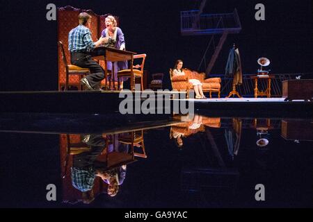 Edinburgh, Royaume-Uni. Le 04 août, 2016. Directement à partir de la création d'Harry Potter et l'enfant maudit dans le West End, directeur John Tiffany renoue avec son triomphe à Broadway La Ménagerie de verre. Travailler de nouveau avec le mouvement directeur Steven Hoggett, avec qui il a fait du théâtre national d'ScotlandÕs célébré internationalement Black Watch, il dirige un casting cinq étoiles. Photo : Michael Esper (Tom), Cherry Jones (AMANDA), Kate O'Flynn (Laura) Seth Numrich (le monsieur) de l'appelant : Crédit Dyson Richard/Alamy Live News Banque D'Images