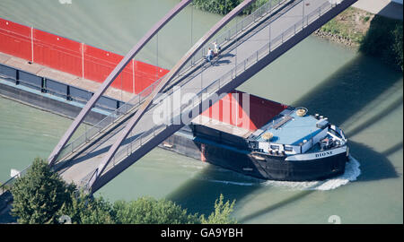 Sehnde, Allemagne. 18 juillet, 2016. Un cargo sur le Mittelland canal près de Sehnde, Allemagne, 18 juillet 2016. PHOTO : JULIAN STRATENSCHULTE/dpa/Alamy Live News Banque D'Images