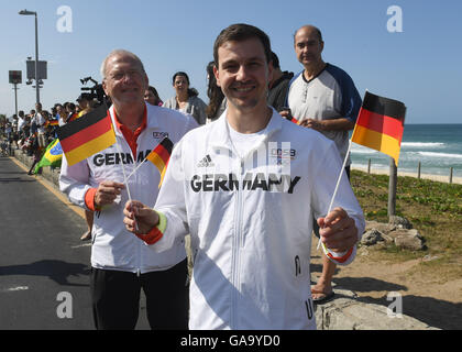 Rio de Janeiro, Brésil. 4e août 2016. Joueur de tennis de table Timo Boll (R) de l'Allemagne et la Chef de Mission Michael Vesper de l'Allemagne montre l'équipe olympique du relais du flambeau olympique à l'extérieur de la Deutsche Haus (Maison Allemande) avant le Rio Jeux Olympiques de 2016 à Rio de Janeiro, Brésil, 4 août 2016. Timo Boll porteront le drapeau allemand dans la cérémonie d'ouverture des Jeux Olympiques. Les Jeux Olympiques de Rio 2016 se tiendra du 05 au 21 août. Photo : Bernd Thissen/dpa/Alamy Live News Banque D'Images