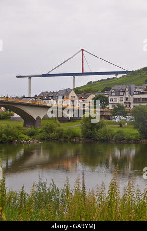 Bernkastel-kues, Allemagne. 4e août 2016. Vue de la construction de l'emplacement de l'Hochmosel bridge près de Bernkastel-kues, Allemagne, 4 août 2016. Le pont s'étend sur la Moselle entre l'Eifel et Hunsrueck et il est dit à 160 mètres de haut et 1,7 kilomètres de long. Le pont coûte 456 millions d'euros au total. PHOTO : THOMAS FREY/dpa/Alamy Live News Banque D'Images