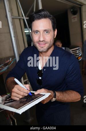 Edgar Ramirez dehors et environ pour la célébrité Candids - THU, , New York, NY Le 4 août 2016. Photo par : Derek Storm/Everett Collection Banque D'Images