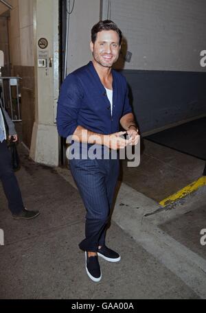 Edgar Ramirez dehors et environ pour la célébrité Candids - THU, , New York, NY Le 4 août 2016. Photo par : Derek Storm/Everett Collection Banque D'Images