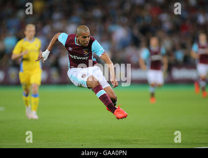 Stade olympique, Londres, Royaume-Uni. Le 04 août, 2016. Football Ligue Europa 2e qualification de la jambe. West Ham contre NK Domzale. West Ham United's Sofiane Feghouli tire au but © Plus Sport Action/Alamy Live News Banque D'Images