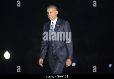 Washington, District de Columbia, Etats-Unis. 28 juillet, 2016. Le président des États-Unis Barack Obama marche de Marine One après avoir parlé à la Convention nationale du Parti démocrate à la Maison Blanche à Washington, DC, États-Unis le jeudi, Juillet 28, 2016. Credit : Joshua Roberts/Piscine via CNP © Joshua Roberts/CNP/ZUMA/Alamy Fil Live News Banque D'Images