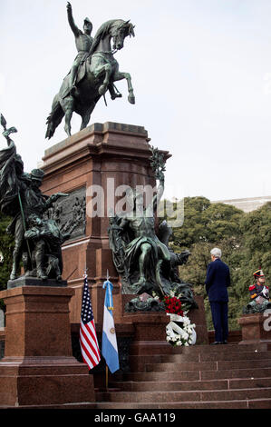 Buenos Aires, Argentine. 4e août 2016. Le secrétaire d'Etat John Kerry assiste à une cérémonie de dépôt au général José de San Martin Memorial à la place San Martin, à Buenos Aires, capitale de l'Argentine, le 4 août 2016. Visite du Kerry est considérée comme la prochaine étape d'un rapprochement qui a vu le président des États-Unis, Barack Obama, visite en mars. Crédit : Martin Zabala/Xinhua/Alamy Live News Banque D'Images