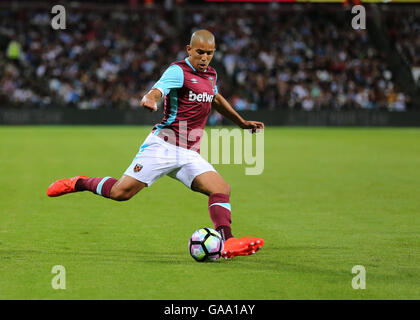 Stade olympique, Londres, Royaume-Uni. Le 04 août, 2016. Football Ligue Europa 2e qualification de la jambe. West Ham contre NK Domzale. West Ham United's Sofiane Feghouli qui passe dans le domaine d'Action : Crédit Plus Sport/Alamy Live News Banque D'Images