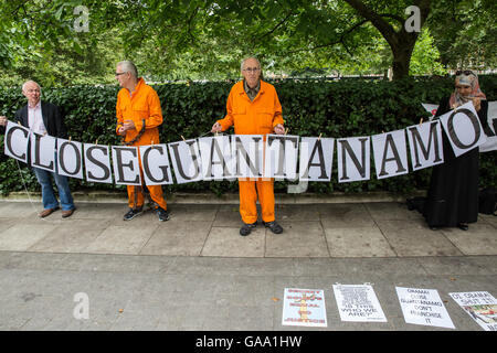 Londres, Royaume-Uni. 4 Août, 2016. Des militants de la campagne de Guantánamo Londres protester devant l'Ambassade Américaine pour demander la libération des prisonniers de la prison de Guantánamo et en solidarité avec Chelsea Manning. Credit : Mark Kerrison/Alamy Live News Banque D'Images