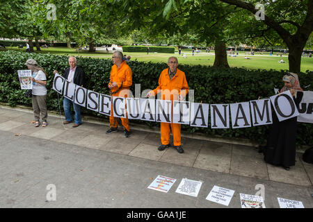 Londres, Royaume-Uni. 4 Août, 2016. Des militants de la campagne de Guantánamo Londres protester devant l'Ambassade Américaine pour demander la libération des prisonniers de la prison de Guantánamo et en solidarité avec Chelsea Manning. Credit : Mark Kerrison/Alamy Live News Banque D'Images