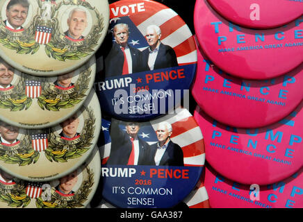 Daytona Beach, Florida, United States. 3 Août, 2016. Boutons de campagne sont exposés à la vente comme les gens à attendre en ligne pour entendre Donald Trump candidat présidentiel républicain de prendre la parole lors d'un rassemblement électoral à l'Ocean Center Convention Center à Daytona Beach, en Floride le 3 août 2016. Crédit : Paul Hennessy/Alamy Live News Banque D'Images