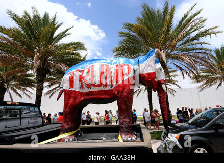 Daytona Beach, Florida, United States. 3 Août, 2016. Une sculpture d'un éléphant avec le mot peint sur l'atout c'est vu sur l'arrière d'un camion comme personnes attendent en ligne pour entendre Donald Trump candidat présidentiel républicain de prendre la parole lors d'un rassemblement électoral à l'Ocean Center Convention Center à Daytona Beach, en Floride le 3 août 2016. Crédit : Paul Hennessy/Alamy Live News Banque D'Images