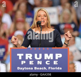 Daytona Beach, Florida, United States. 3 Août, 2016. Procureur général de la Floride Pam Bondi parle avant de candidat présidentiel républicain Donald Trump lors d'un rassemblement électoral à l'Ocean Center Convention Center à Daytona Beach, en Floride le 3 août 2016. Crédit : Paul Hennessy/Alamy Live News Banque D'Images