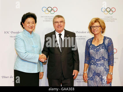 Rio de Janeiro, Brésil. 4e août 2016. Le vice-premier ministre chinois Liu Yandong(L), serre la main du Comité International Olympique (CIO), Thomas Bach(C) au cours d'un banquet de bienvenue à Rio de Janeiro, Brésil, le 4 août 2016. © Han Yan/Xinhua/Alamy Live News Banque D'Images