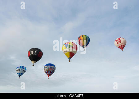 Le Durdham, Clifton, Bristol, UK., UK. 5 août 2016. Montée totale de masse de ballons pour lancer l'Assemblée Bristol International Balloon Fiesta. Credit : Carolyn Eaton/Alamy Live News Banque D'Images