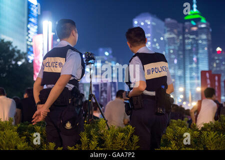 Hong Kong, Hong Kong S.A.R, la Chine. 5 Août, 2016. La présence policière dans le parc Tamar.Le Hong Kong National Party organiser un meeting de protestation à la suite de la Commission des affaires électorales à Hong Kong la disqualification de plusieurs hommes politiques sur la base de leurs politiques. La démocratie à Hong Kong est sous la menace que ceux qui ne sont pas prêts à suivre la ligne du parti de Beijing trouver l'élection de septembre les membres du conseil législatif n'ira de l'avant sans eux. © Jayne Russell/ZUMA/Alamy Fil Live News Banque D'Images