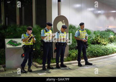 Hong Kong, Hong Kong S.A.R, la Chine. 5 Août, 2016. La présence policière dans le parc Tamar.Le Hong Kong National Party organiser un meeting de protestation à la suite de la Commission des affaires électorales à Hong Kong la disqualification de plusieurs hommes politiques sur la base de leurs politiques. La démocratie à Hong Kong est sous la menace que ceux qui ne sont pas prêts à suivre la ligne du parti de Beijing trouver l'élection de septembre les membres du conseil législatif n'ira de l'avant sans eux. © Jayne Russell/ZUMA/Alamy Fil Live News Banque D'Images