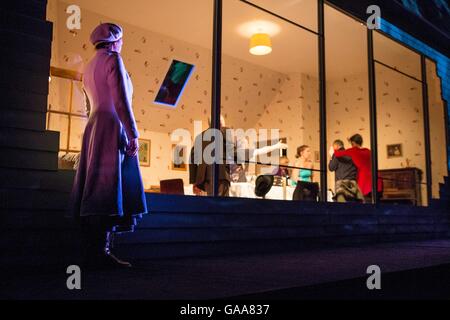 Edinburgh, Royaume-Uni. Le 05 août, 2016. Interiors est un morceau sans paroles près de théâtre visuel qui place l'auditoire comme voyeurs, regardant un dîner déplier sans entendre les voix de l'charactersÕ. Réalisée dans le cadre de l'Edinburgh International Festival. Crédit : Richard Dyson/Alamy Live News Banque D'Images