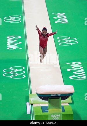 Rio de Janeiro, Brésil. 4e août 2016. TEAM USA : Women's Gymnastics, Simone Biles (USA) pratiquer sa vault lors d'une séance de formation à l'arène des Jeux Olympiques de Rio au cours de l'été 2016 Jeux Olympiques de Rio. © Paul Kitagaki Jr./ZUMA/Alamy Fil Live News Banque D'Images