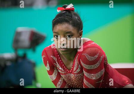 Rio de Janeiro, Brésil. 4e août 2016. TEAM USA : Women's Gymnastics, Simone Biles (USA) examine ses coéquipiers au cours d'une séance de formation à l'arène des Jeux Olympiques de Rio au cours de l'été 2016 Jeux Olympiques de Rio. © Paul Kitagaki Jr./ZUMA/Alamy Fil Live News Banque D'Images