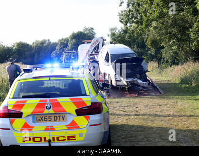 Egham, Surrey, UK. 5 Août, 2016. L'A308 Windsor Road à Egham est fermé le vendredi soir, tandis que la police traitait d'une collision grave lorsqu'un véhicule dans la rivière le véhicule a quitté l'A308 près de Egham, vendredi soir, les automobilistes ont été invités à éviter l'A308 Windsor Road à Egham après une grave collision. La police de Surrey ont signalé un véhicule impliqué dans l'accident avaient quitté la route et dans la rivière. De longs retards étaient attendues dans et autour de la zone que l'incident a été traité. Credit : uknip/Alamy Live News Banque D'Images