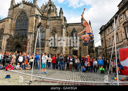 Edinburgh, Royaume-Uni. Le 05 août, 2016. Le 69e Festival Fringe d', considéré comme le plus grand Festival des Arts en Grande-Bretagne a commencé aujourd'hui avec une sélection des actes habituels de jongleurs, magiciens, musiciens, comédiens et vaudeville transiter le long de High Street et le Royal Mile. Le Fringe Festival et est une attraction touristique annuelle et il attire des touristes de partout au monde à Édimbourg pour 3 semaines de divertissement. Credit : Findlay/Alamy Live News Banque D'Images