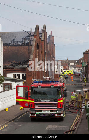 Great Yarmouth, au Royaume-Uni. 5 Août, 2016. Le feu détruit populaires bowling et marché couvert à Great Yarmouth. Prendre 7 heures pour éteindre, impliquant 22 pompiers et 88 fireman, la fumée de l'incendie pourrait être considérée complexe 11 miles. Un point de repère dans la ville pour des décennies, restent des cordons en place pendant que l'édifice instable maintenant est évaluée, relevant la maçonnerie et la poussière d'amiante étant une préoccupation majeure. Credit : Adrian Buck/Alamy Live News Banque D'Images