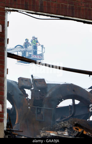 Great Yarmouth, au Royaume-Uni. 5 Août, 2016. Le feu détruit populaires bowling et marché couvert à Great Yarmouth. Prendre 7 heures pour éteindre, impliquant 22 pompiers et 88 fireman, la fumée de l'incendie pourrait être considérée complexe 11 miles. Un point de repère dans la ville pour des décennies, restent des cordons en place pendant que l'édifice instable maintenant est évaluée, relevant la maçonnerie et la poussière d'amiante étant une préoccupation majeure. Credit : Adrian Buck/Alamy Live News Banque D'Images