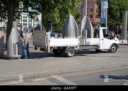 Bristol, Royaume-Uni. 5 Août, 2016. Un ouvrier met en place un urinoir temporaire pour utilisation par vendredi soir d'alcool. Credit : Keith Ramsey/Alamy Live News Banque D'Images