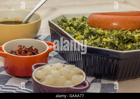 Plat typiquement néerlandais boerenkool avec kale, purée de pommes de terre, saucisses, bacon et sauce Banque D'Images