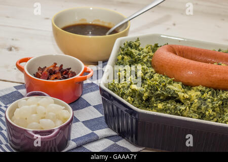 Plat typiquement néerlandais boerenkool avec kale, purée de pommes de terre, saucisses, bacon et oignons confits Banque D'Images