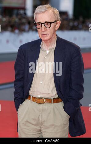 Le réalisateur Woody Allen arrive pour la première du « rêve de Cassandra » Pendant le Festival du film de Venise en Italie Banque D'Images