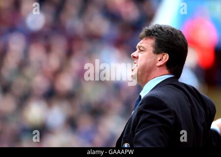 David O'Leary, directeur de Leeds United, montre sa frustration à l'égard du ligne latérale Banque D'Images